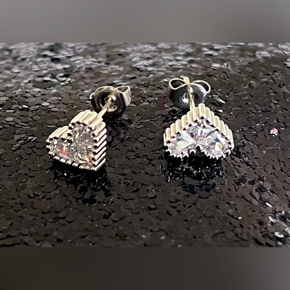 🩵 NWT Heart earrings never worn silver tone with cubic zirconia
